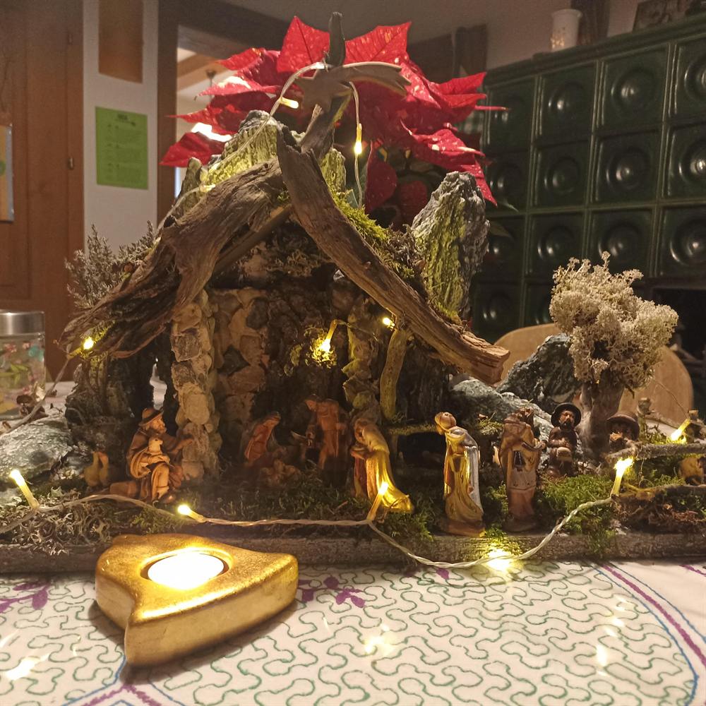 Krippe mit Lichterkette und Weihnachtsstern