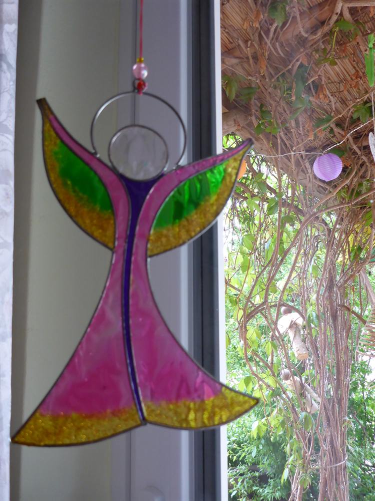 Bunter Glasengel im Fenster