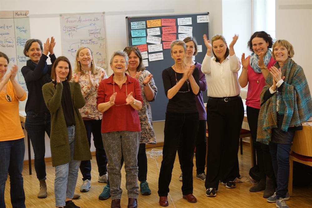 Frauen jubeln gemeinsam in einem Workshop