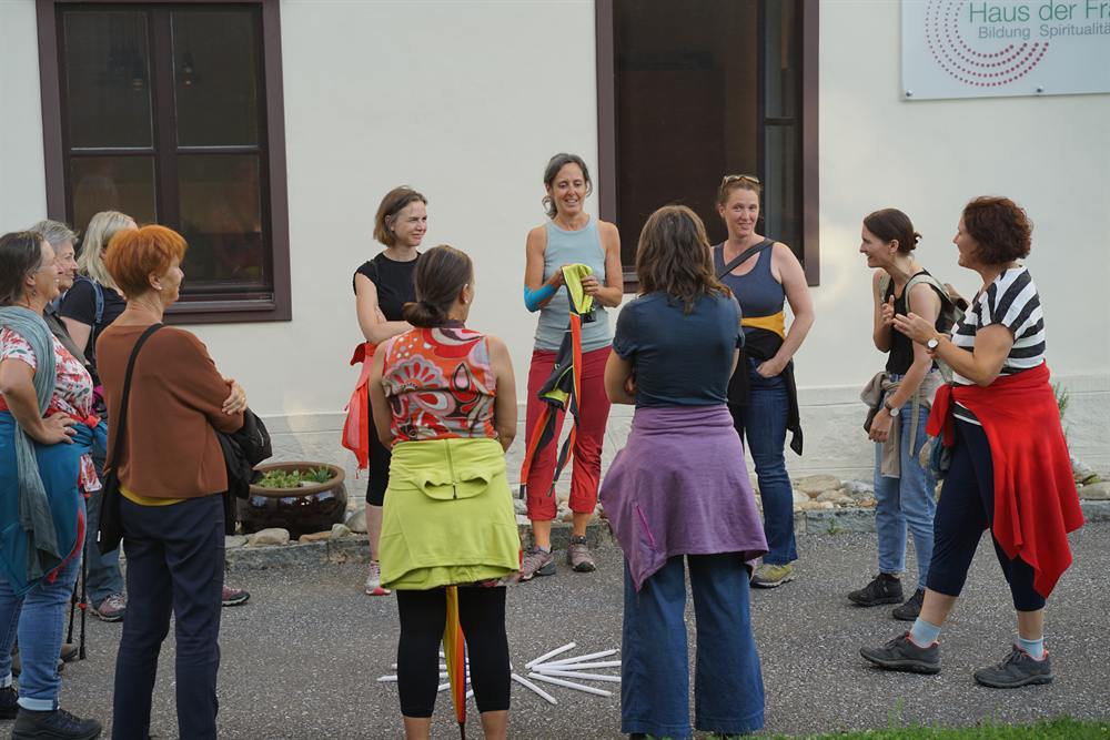 Frauen bei einer Übung im Freien vor einem Bildungshaus
