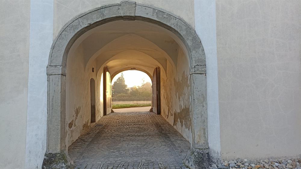 Heller Torbogen mit Blick ins Licht