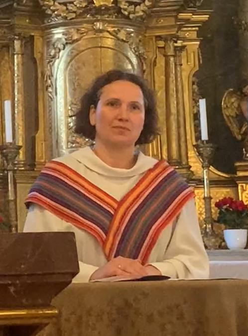 Veronika als Wortgottesfeierleiterin am Ambo in einer Kirche